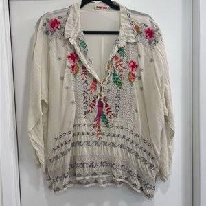 Johnny Was cream tunic w colorful embroidery. Medium